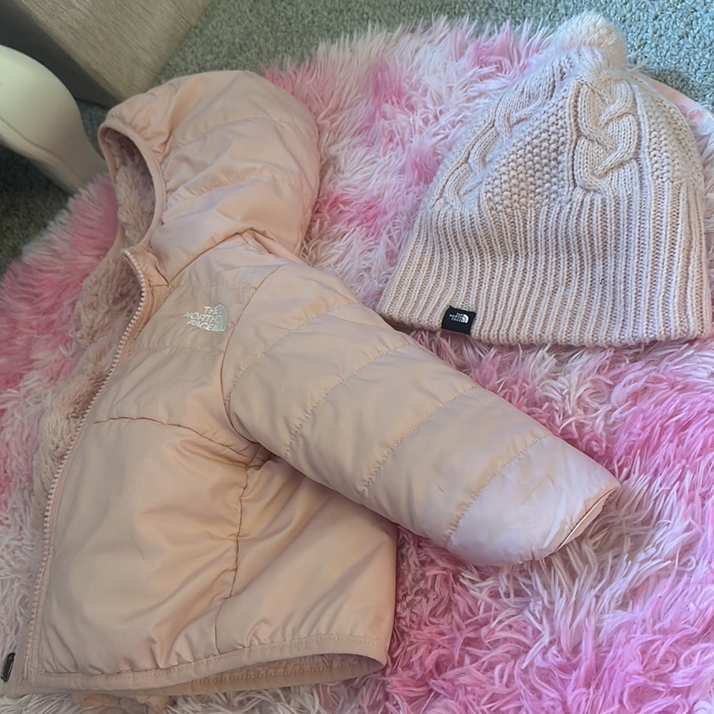 REVERSIBLE Northface Girl Coat, with hat to match
CLEAN!